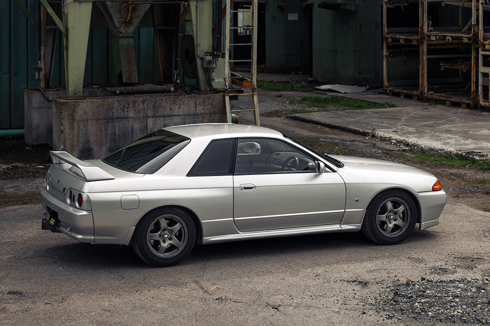 Im Rahmen des Teilegutachtens ist am Nissan Skyline GT-R (R32) eine stufenlose Tieferlegung von 45 - 65 mm vorne und 35 - 55 mm möglich.