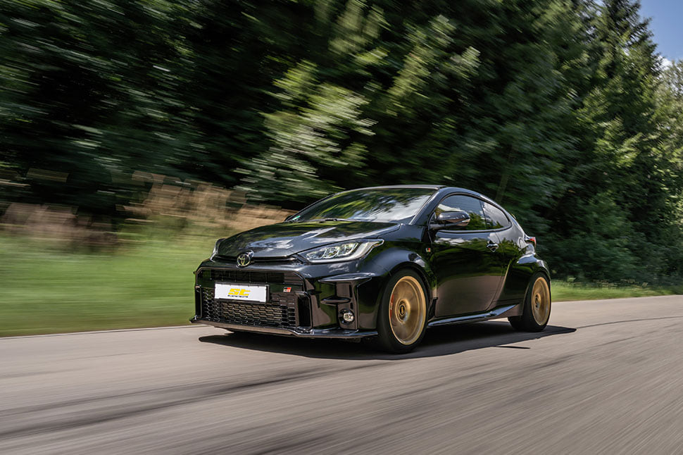 Das japanische Auto hat ordentlich Sound. Dank verbautem Mikrofon transportiert er das Motorengeräusch vom Motorraum in die Fahrerkabine